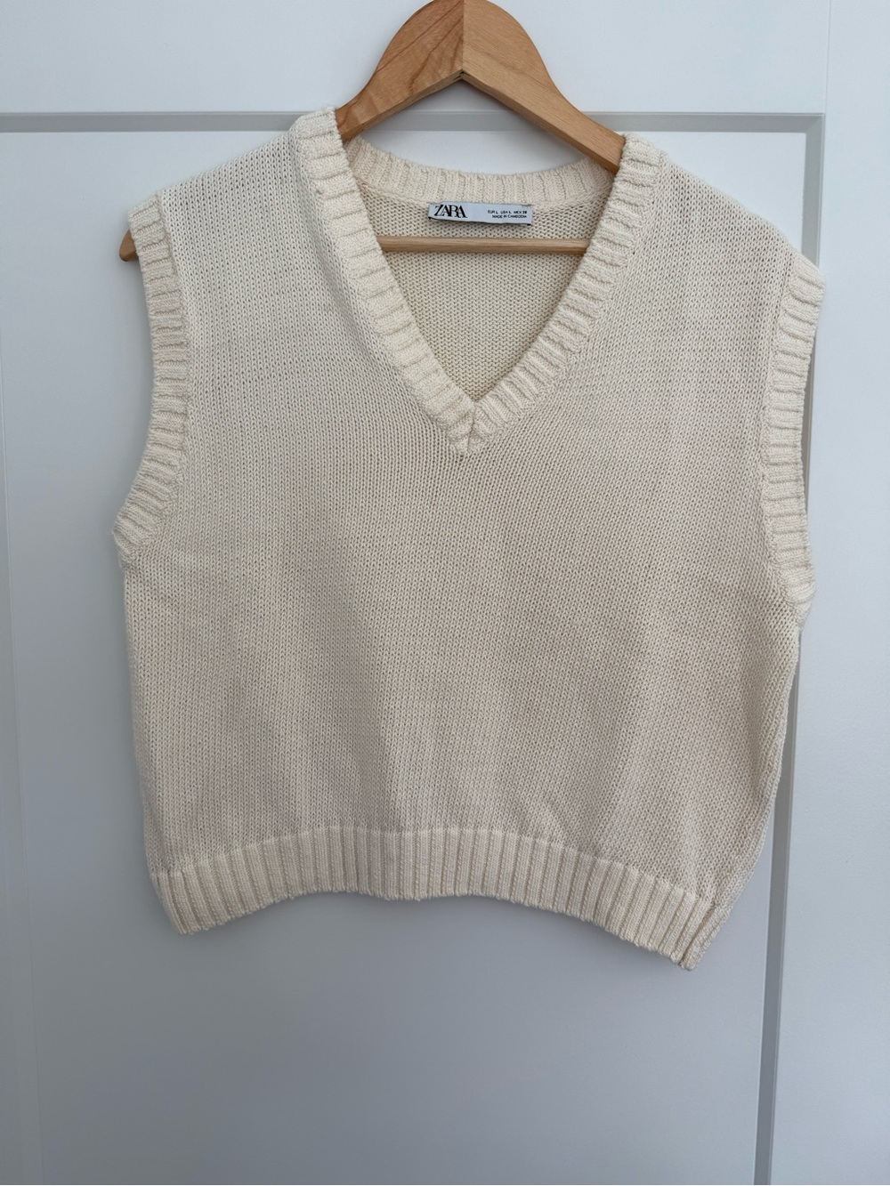 ZARA Cream V-Neck Knit Sweater Vest Cotton L